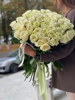 51 белая роза под ленту , состав 51 роза, цвет букета , подходит 