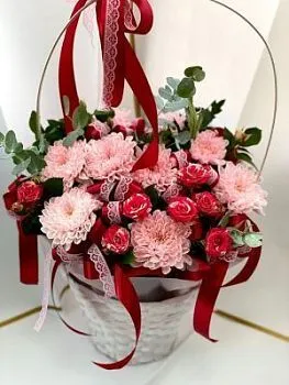 Композиция Клубничка , состав Хризантема одноголовая Роза кустовая Рускус, цвет букета Красный Розовый, подходит Девушке Маме