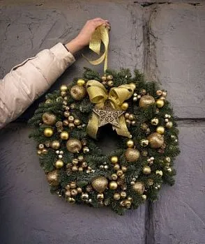 Новогодний венок 1 фото вживую в руках, состав, цветовая гамма 