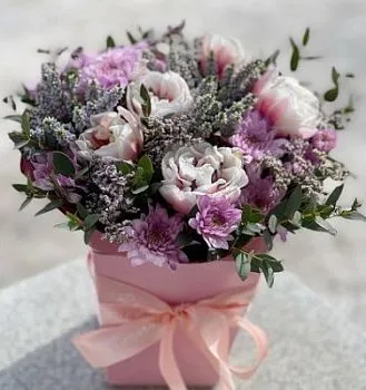 Цветы в коробке Вероника , состав Тюльпан Хризантема кустовая, цвет букета Сиреневый Розовый, подходит Девушке Ребенку