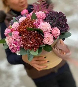 Авторский букет №28 , состав Хризантема одноголовая Роза Гвоздика Гортензия, цвет букета Бордовый, подходит Девушке Маме