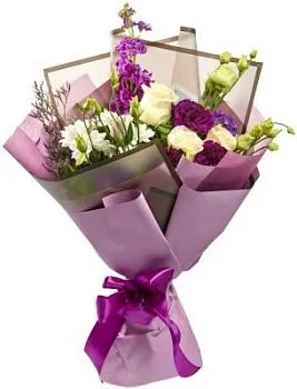 Букет Только ты , состав Хризантема кустовая Эустома Роза Гвоздика, цвет букета Сиреневый Фиолетовый, подходит Маме Мужчине
