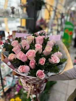 Букет из 17 роз и зелени , состав 17 роз, цвет букета , подходит 