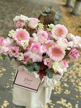 Цветы в коробке Розовый Шарм , состав Роза одноголовая Гербера Эустома, цвет букета Розовый, подходит Девушке