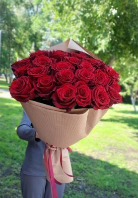 Букет из 25 красно-бордовых  роз , состав 25 роз, цвет букета , подходит 