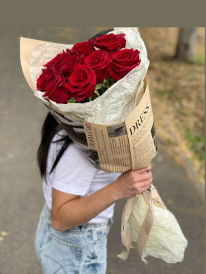 Букет из 9 красных роз , состав 9 роз, цвет букета Красный, подходит 